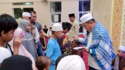 Ibu-ibu Jamaah Masjid Nuru Nikmatilah Senang Dapat Sembako dari Gubernur Al Haris