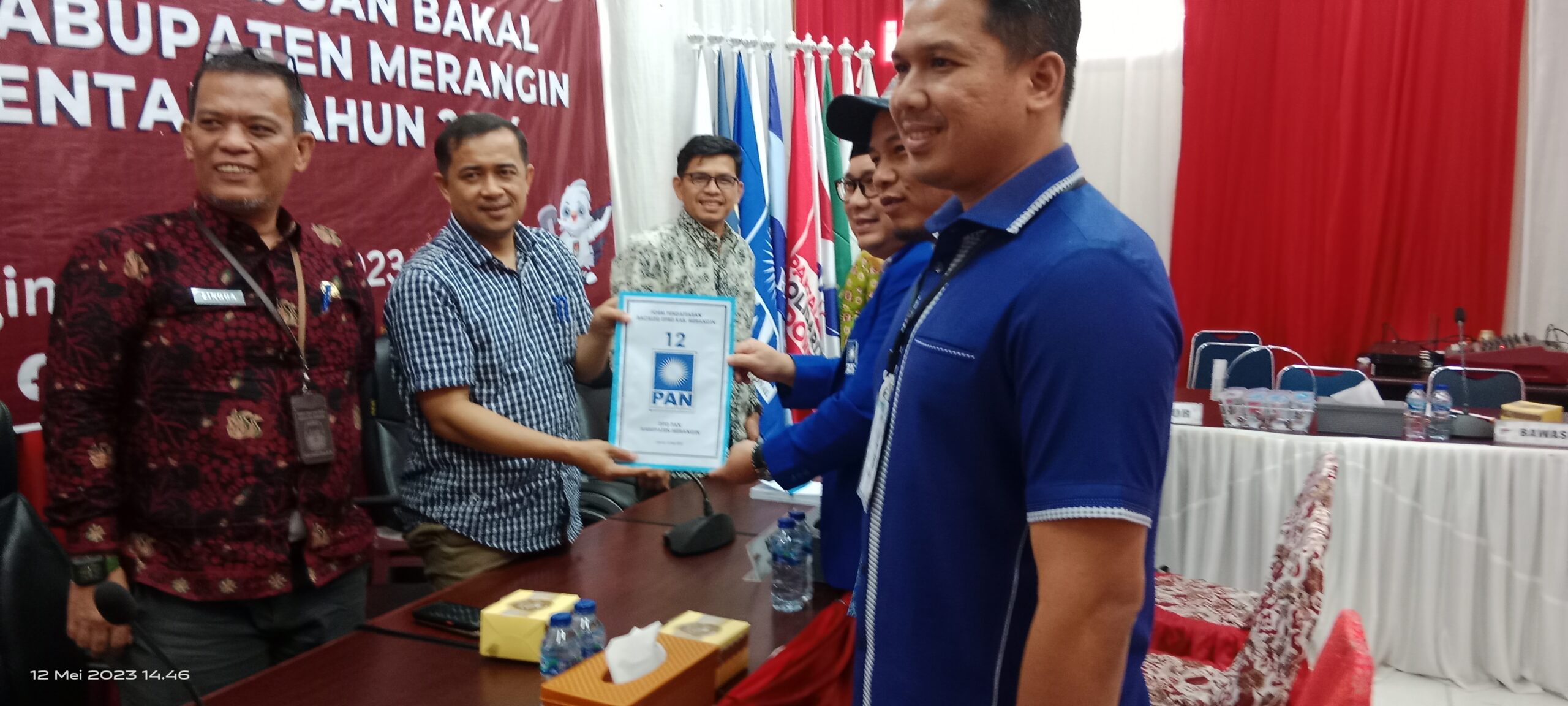 Ketua DPD PAN Merangin Ahmad Kausari serahkan berkas pengajuan bacaleg ke KPU Merangin. Jum'at (12/5/2023).