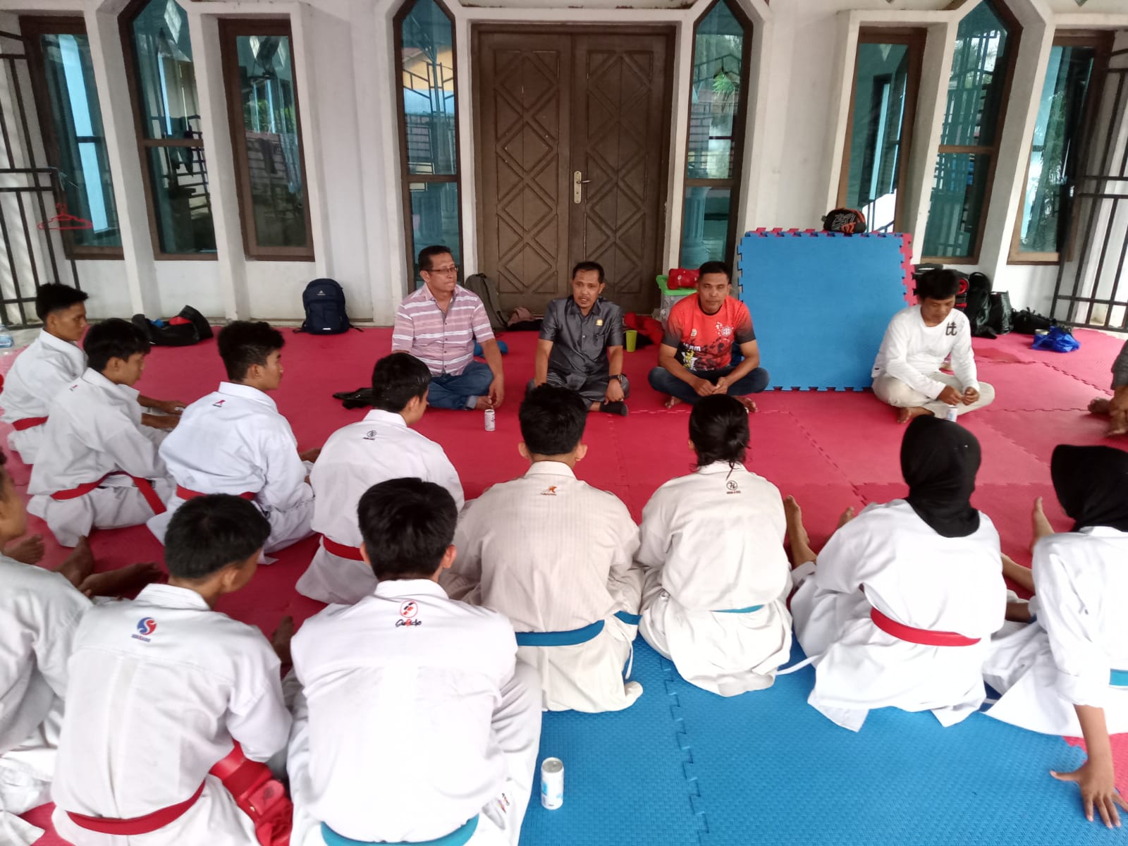 Ketua Forki Merangin, Saut Tua Samosir bersama para Atlit Karate-Do dan pelatih.
