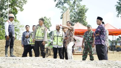 Ketua DPRD Provinsi Jambi Edi Purwanto saat cek lokasi pembangunan jalan tol Jambi-Betung. Kamis (13/7/2023).