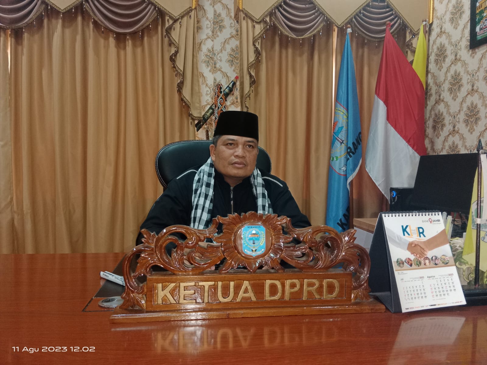 Ketua DPRD Merangin Herman Efendi saat di bincangi awak media terkait postingannya bersama Salah Satu Calon Pj Bupati Merangin. Jum'at (11/8/2023).