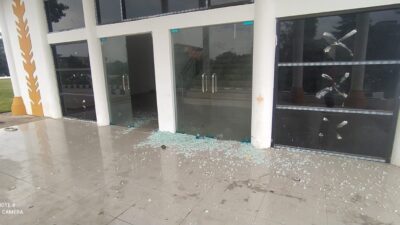 Pintu kaca bangunan Pendopo Kantor baru Bupati Merangin dirusak orang tak di kenal (OTK). Sabtu (12/8/2023).