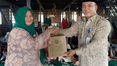 Kepala Dinas Perindustrian dan Perdagangan Provinsi Jambi, Kemas Muhammad Fuad saat beri bantuan kepada perajin Batik di kota Jambi.