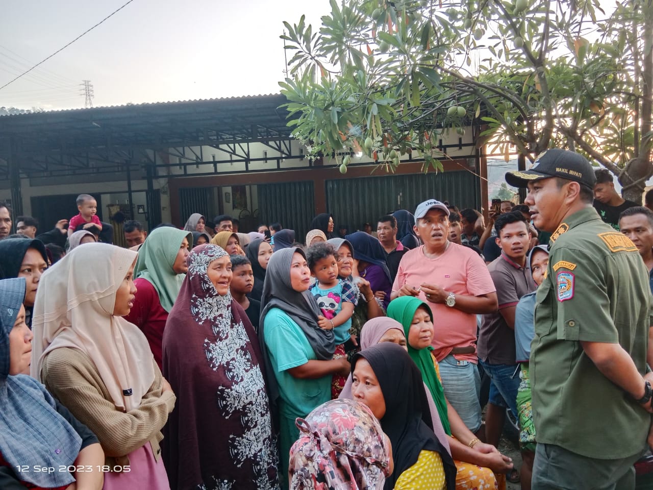 Wabup Nilwan Yahya saat menenangkan Ribuan Warga Kecamatan Pangkalan Jambu yang Blokade Jalan Lintas Bangko Kerinci. Selasa (12/9/2023).