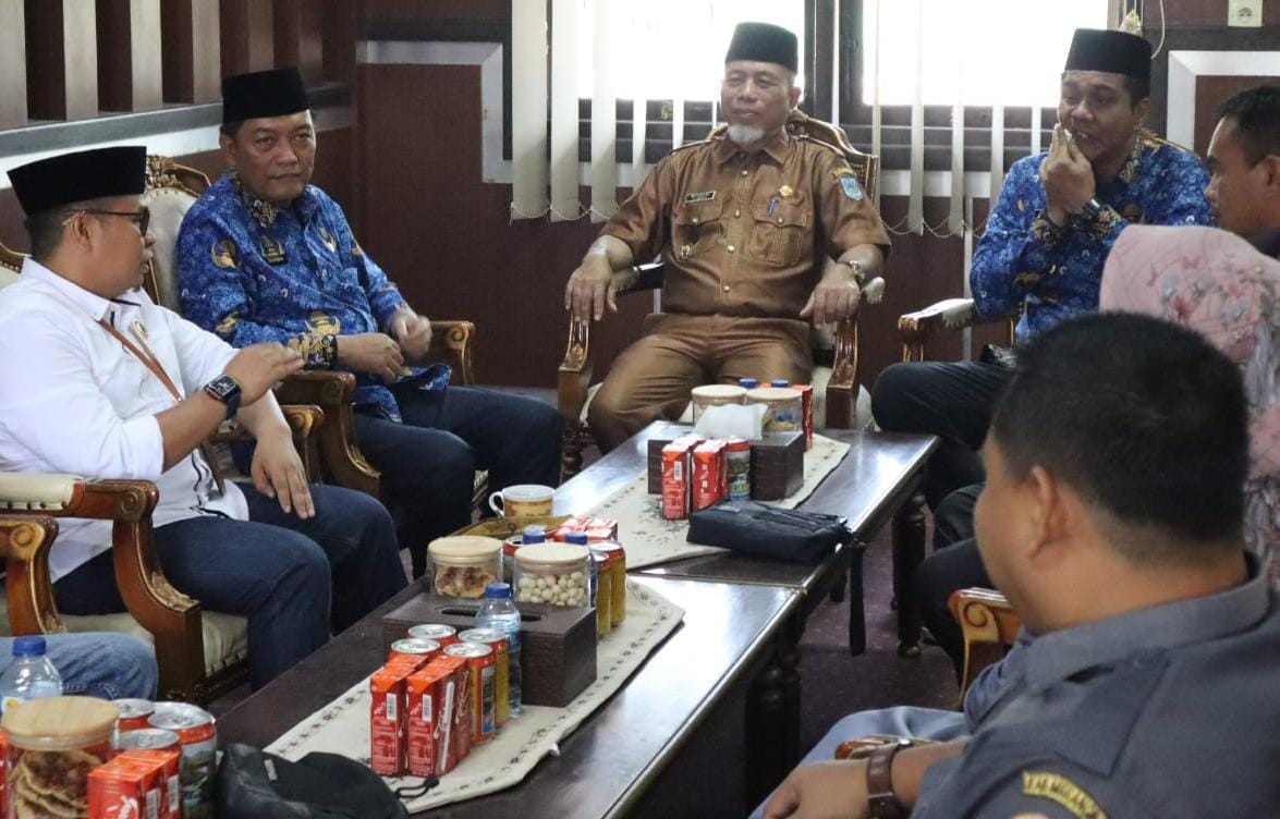 Bupati Merangin H Mashuri dan Wabup Nilwan Yahya terima kunjungan Ketua dan anggota Bawaslu kabupaten Merangin. Senin (18/9/2023).