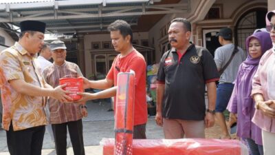Pj Bupati Merangin H Mukti serahkan bantuan korban kebakaran di Kelurahan Pematang k Kandis Bangko.