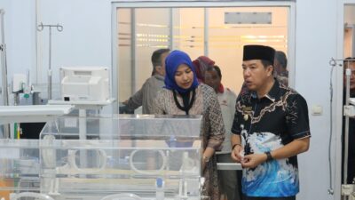 Pj Bupati Merangin H Mukti Said didampingi Direktur RS Raudhah dr. Amelia Rahmat saat melihat ruangan dan fasilitas RS Raudhah. Sabtu (30/9/2023).