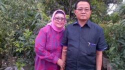 Mantan Bupati Batanghari H Abdul Fattah bersama Istri.