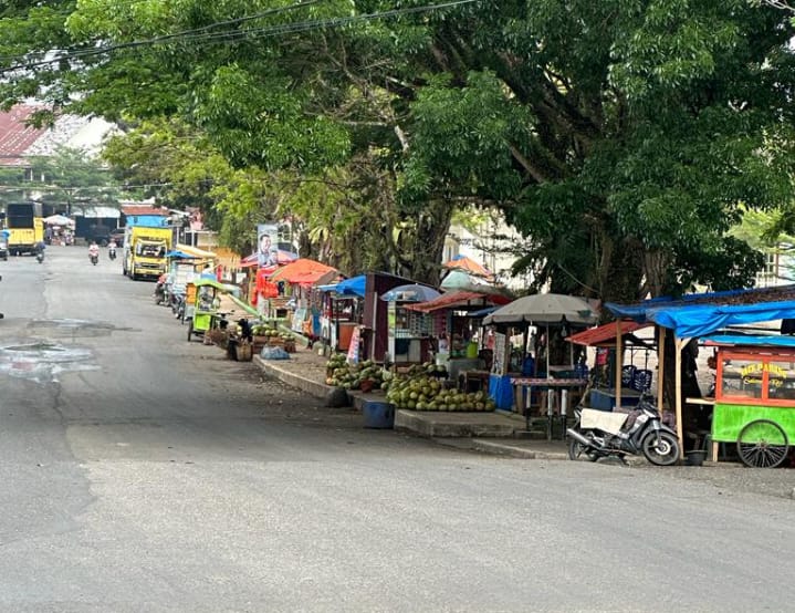 Tampak PKL berjualan di atas trotoar dan RTH Pasar Bawah Bangko. Rabu (11/10/2023).