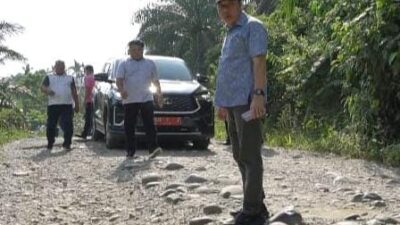 Pj Bupati Merangin H Mukti bersama Kepala Dinas PUPR Merangin tinjau kondisi jalan rusak di Kecamatan Batang Masumai. Sabtu (21/10/2023).