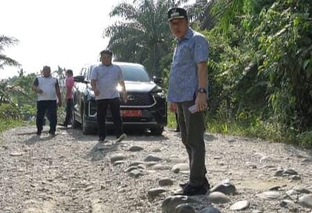 Pj Bupati Merangin H Mukti bersama Kepala Dinas PUPR Merangin tinjau kondisi jalan rusak di Kecamatan Batang Masumai. Sabtu (21/10/2023).