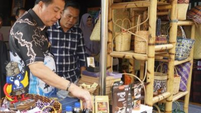 Pj Bupati Merangin H Mukti didampingi Kepala DKUKMPP Dadang Hikmatullah saat tinjau stand pameran di STQH Nasional di Kota Jambi. Rabu (1/11/2023).