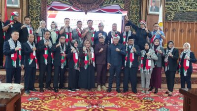 Pimpinan Edi Purwanto dan Anggota DPRD Provinsi Jambi Kompak Kenakan Syal Palestina saat Rapat Paripurna. Senin (6/11/2023).