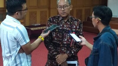 Staff Ahli Bupati Merangin Zainal Abidin saat wawancara awak media usai rakor Forum TSLP di aula kantor Bappeda Merangin. Kamis (16/11/2023).
