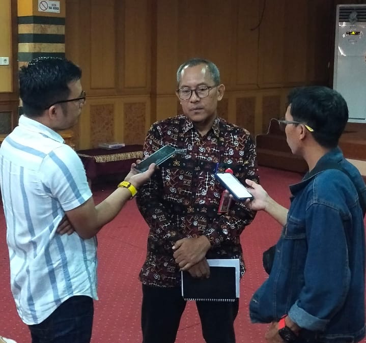 Staff Ahli Bupati Merangin Zainal Abidin saat wawancara awak media usai rakor Forum TSLP di aula kantor Bappeda Merangin. Kamis (16/11/2023).