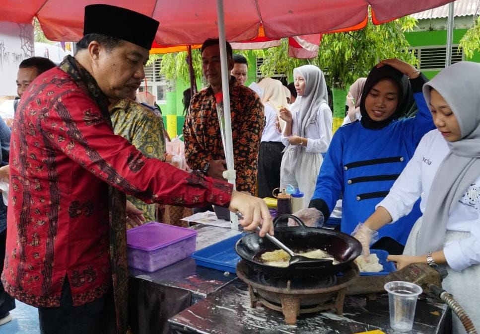 Pj Bupati Merangin H Mukti rayakan HUT PGRI bersama Pelajar SMAN 1 Merangin. Kamis (30/11/2023).