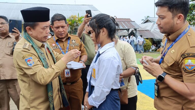 Gubernur Jambi Al Haris serahkan bantuan Pendidikan program Dumisake kepada 461 siswa di Batanghari. Senin (13/11/2023).