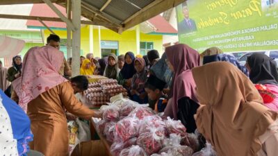 Tampak warga antusias belanja kebutuhan pokok di Gerakan Pangan Murah (GPM) Desa Tambang Emas Kecamatan Pamenang Selatan. (12/12/2023).