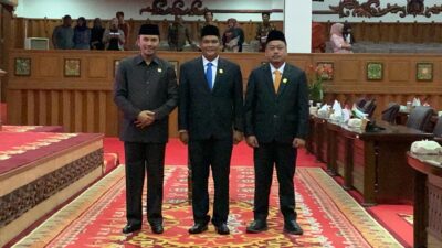 Ketua DPRD Provinsi Jambi Edi Purwanto bersama PAW DPRD Provinsi Jambi Al Mashuri dan Rukiya Alfa Robi. Minggu (17/12/2023).