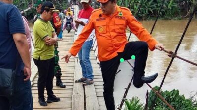 Pj Bupati Merangin Mukti pantau kondisi jembatan Gantung Desa Karang Berahi pasca hujan deras di sejumlah titik wilayah Kabupaten Merangin. Jum'at (22/12/2023).
