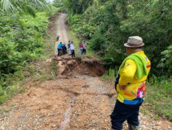 Akses jalan penghubung desa Tiaro -Rantau Macang putus pasca bencana alam longsor.