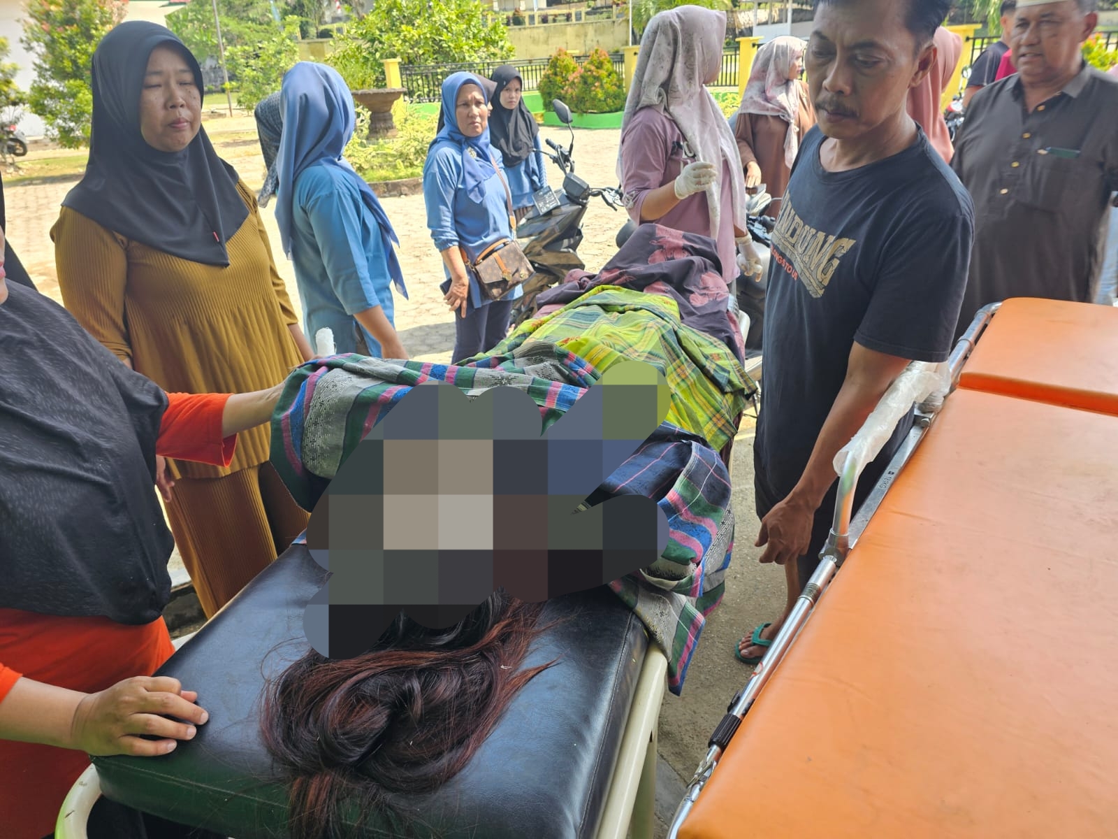 Dua orang warga Desa Benteng diduga korban penikaman di Renah Pembarap. Jum'at (15/12/2023).
