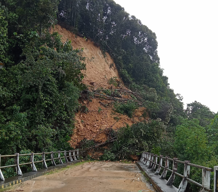 Tampak bencana alam longsor di kecamatan Muara Siau, kabupaten Merangin. Jum'at (29/12/2023).