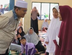 Bersama Istri, Bacawako Jambi dr Maulana Berangkatkan Umrah 9 Mak Mak