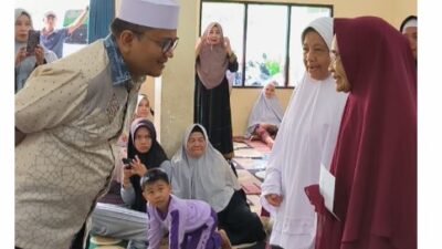 Bersama Istri, Bacawako Jambi dr Maulana Berangkatkan Umrah 9 Mak Mak