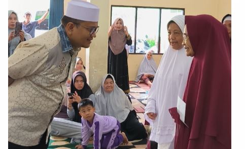 Maulana (kiri) bersama Mak Mak yang akan umrah bersamanya. Foto : Tim Pemenangan Maulana