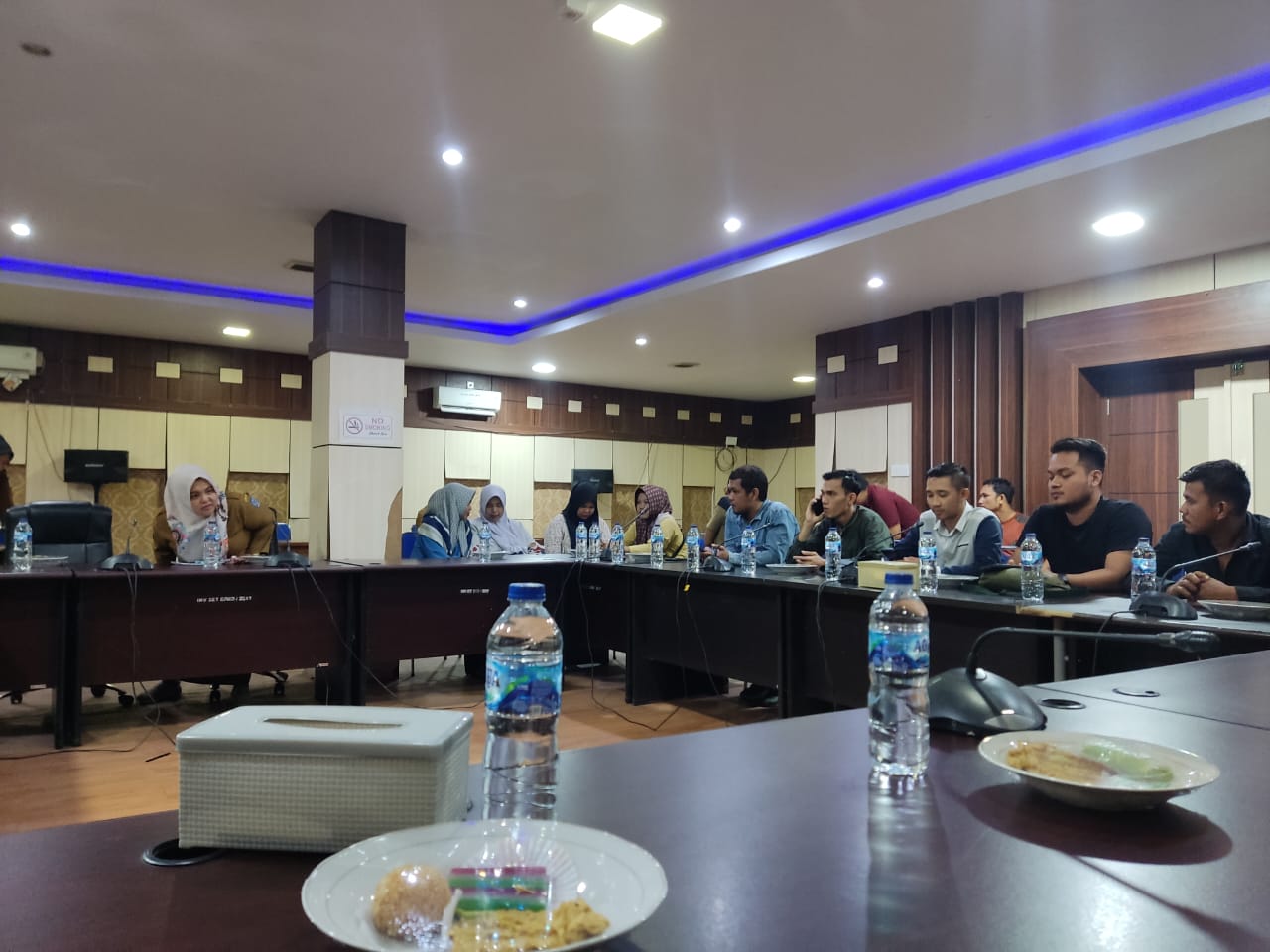 DPRD Merangin gelar hearing lintas Komisi bersama puluhan anggota satpolpp Merangin yang di pecat Kasat Shobraini. Senin (29/1/2024).