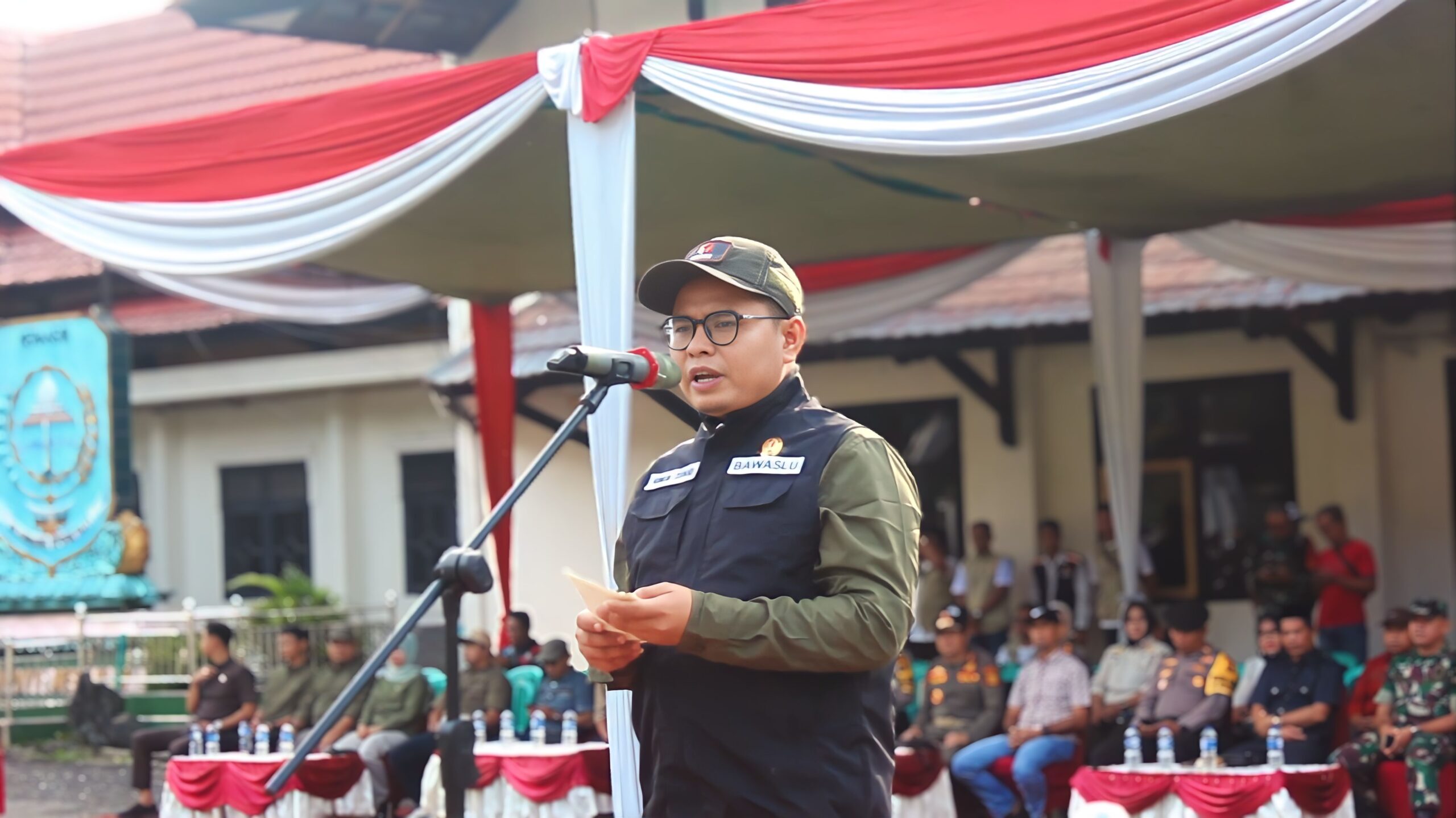 Ketua Bawaslu Merangin Himun Zuhri saat pimpin apel siaga pengawasan masa tenang di kantor bupati Merangin. Mingu (11/2/2024).