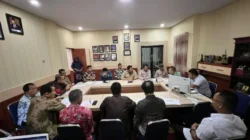 Plt Sekretaris DPRD Merangin, Razali sambut kunjungan kerja DPRD Kota Bukittinggi. Rabu (27/3/2024).