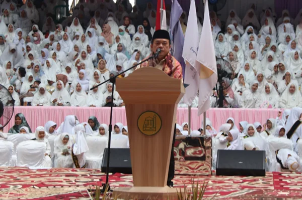 Gubernur Jambi, Al Haris memberikan hadiah umroh gratis kepada 2 orang guru dan 3 siswa Sekolah Islam Terpadu (SIT) Nurul ‘Ilmi Jambi.