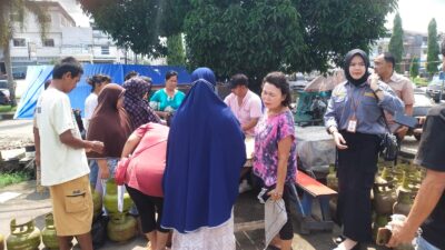 Tampak warga antusias mengantri untuk mendapatkan gas elpiji melon 3 kilogram di Pasar Rakyat Bangko. Sabtu (16/3/2024).