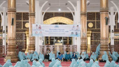 Dr.dr.H.Maulana, MKM, didampingi Isteri dr. Nadiyah kembali melakukan Safari Ramadan bersama ibu ibu pengajian Amanah di Masjid Agung Al-Falah, Kota Jambi, Sabtu pagi (16/03/2024). 