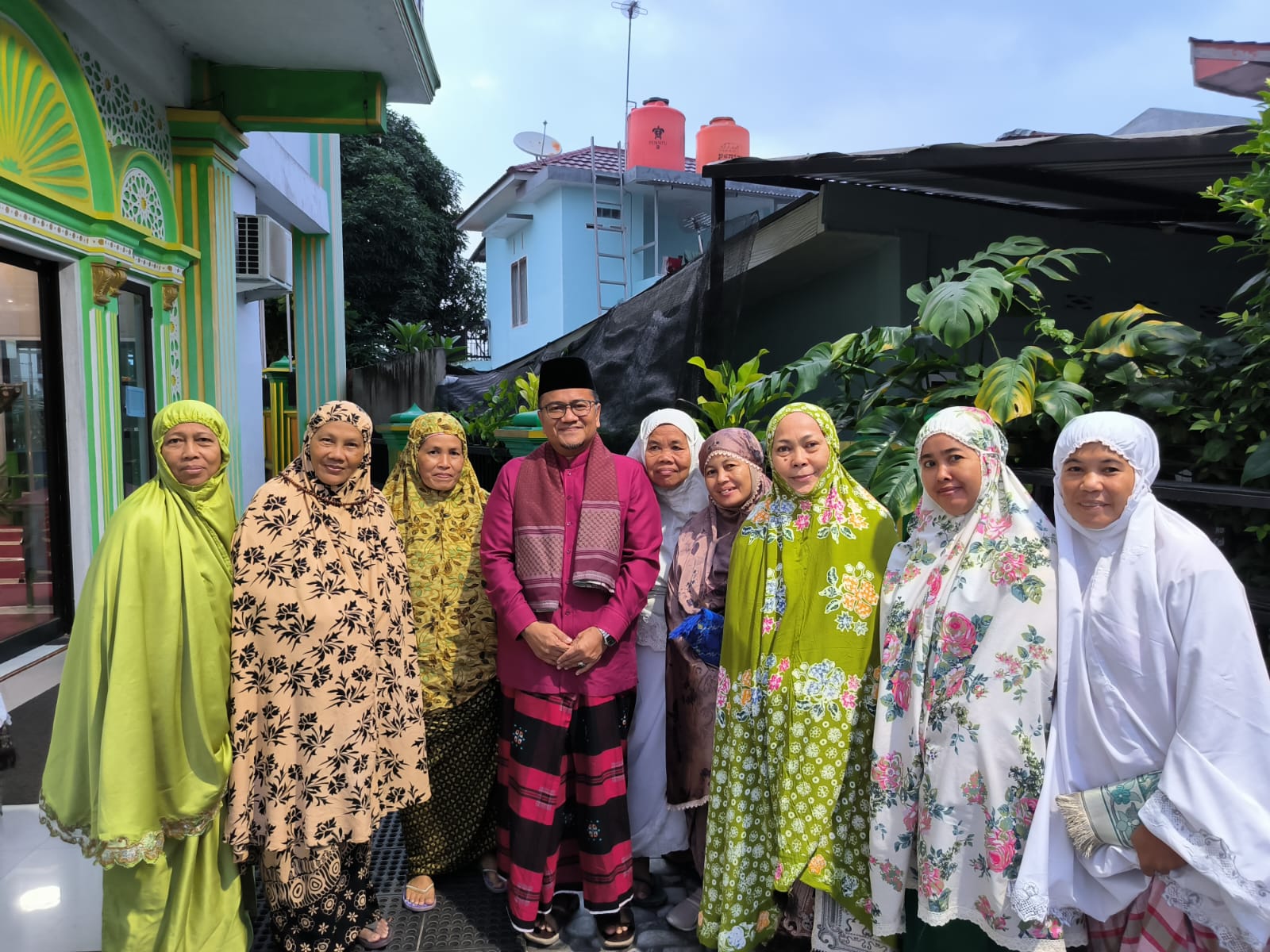 Dr. dr. H Maulana foto bersama Emak-emak usai berikan Tausiyah subuh. Sabtu (17/3/2024).