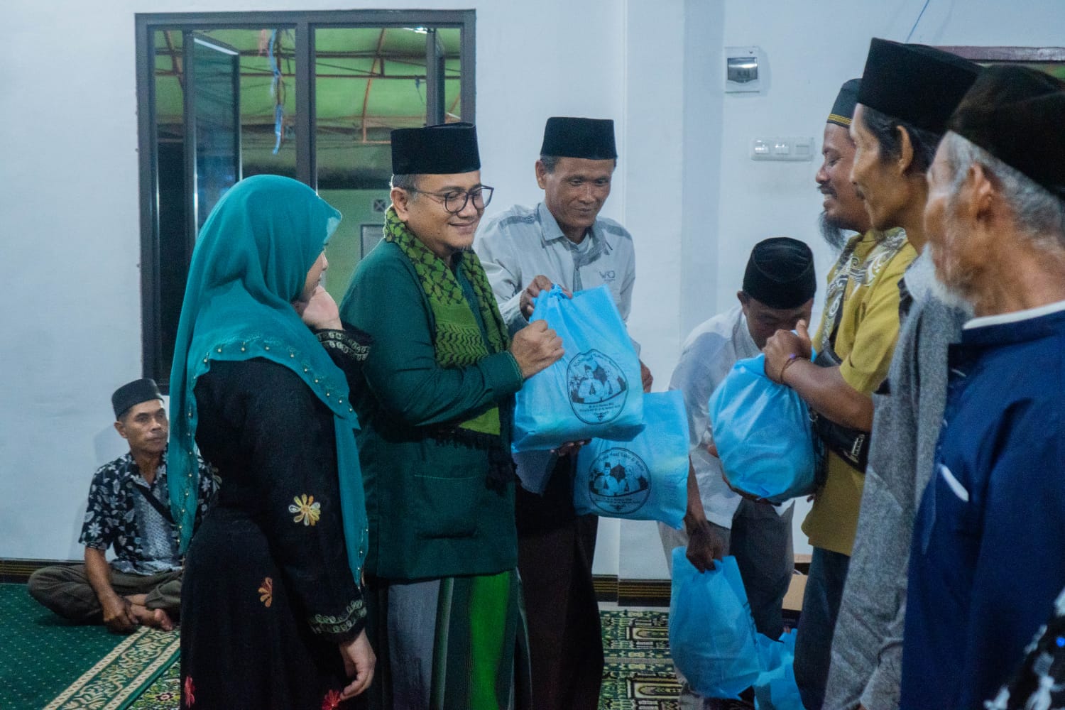Dr.dr.H.Maulana, MKM, beserta isteri dr.Hj.Nadiyah, berbuka puasa bersama warga di Langgar Nurul Iman, Talang Gulo, Kecamatan Kota Baru, Kota Jambi, Minggu (17/03/2024). 