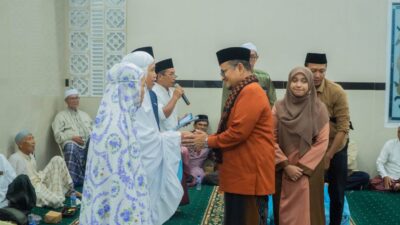 Ramadan Berbagi, H. Maulana Kembali Serahkan Puluhan Paket Sembako kepada Warga Simpang Tiga Sipin
