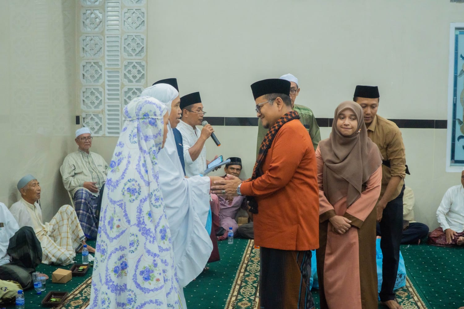 Dr.dr.H.Maulana,MKM, didampingi isteri dr.Hj.Nadiyah melakukan Safari Ramadan dengan menjadi imam Sholat Tarawih di Masjid Al-Ghafur Simpang Tiga Sipin, Kecamatan Kota Baru, Kota Jambi, Selasa malam (19/03/2024). 