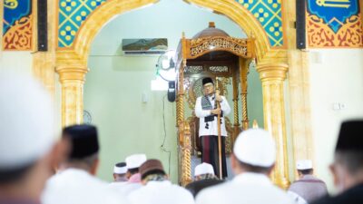 H. Maulana jadi Imam dan Khotib Sholat Jumat di Masjid Istiqomah Penyengat Rendah
