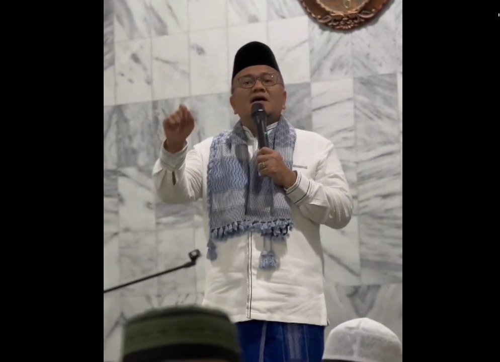 Dr.dr.H.Maulana, MKM, bersama isteri dr. Nadiyah, Sholat Tarawih perdana di Langgar An-Nur RT 01, Kelurahan Kebon Handil, Kecamatan Jelutung, Kota Jambi, Senin malam (11/03/2024). 