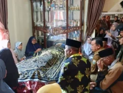 Gubernur Al Haris Sampaikan Duka Mendalam saat Melayat Rumah Korban Longsor di Kerinci
