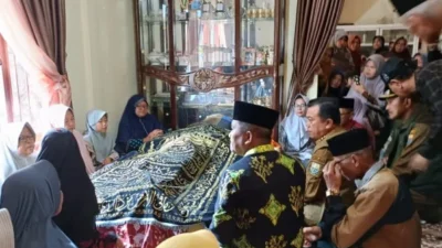 Gubernur Al Haris Sampaikan Duka Mendalam saat Melayat Rumah Korban Longsor di Kerinci
