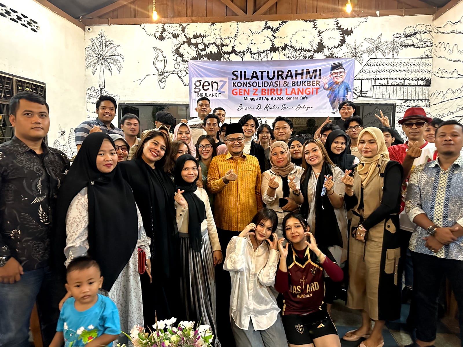 Bakal Calon Walikota Jambi, Dr.dr.H.Maulana, MKM, bersilaturahmi dan buka bersama Gen Z Tim Biru Langit di Kenara Cafe Kebun Handil, Minggu (31/03/2024). 