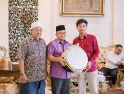 H. Maulana Serahkan Alat Musik Hadroh Kepada Pengurus Masjid Al Aqsha Sungai Asam Kota Jambi