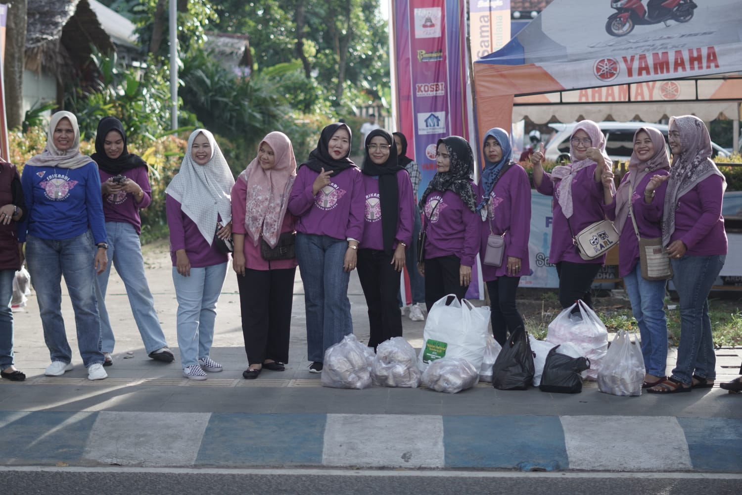 Tim Srikandi Pejuang Maulana membagikan ratusan takjil dan nasi kotak kepada pengguna jalan yang melintas dikawasan Tehok, Jambi Selatan, tepatnya di depan Rumah Pemenangan Maulana (RPM) Kota Jambi, Jumat (29/03/2024). 