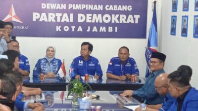 Dr.dr.H.Maulana,MKM, menyerahkan formulir pendaftaran bakal calon Walikota Jambi ke DPC Demokrat yang terletak di kawasan Jelutung, Kota Jambi, Rabu (17/04/2024). 