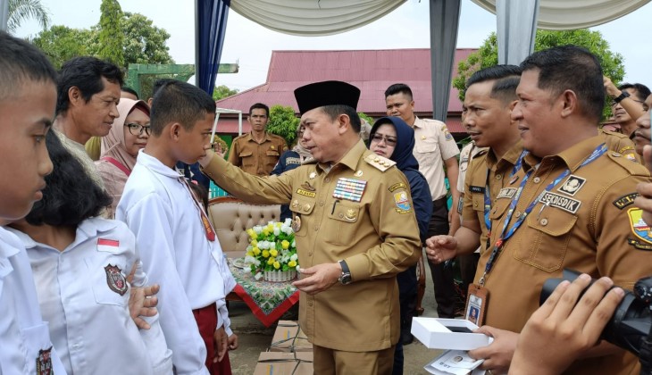 Moment Gubernur Jambi Al Haris menyerahkan bantuan program Dumisake Pendidikan.