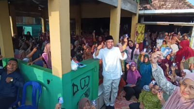 H Rahman bersama masyarakat Kecamatan Pelayangan, Kota Jambi.
